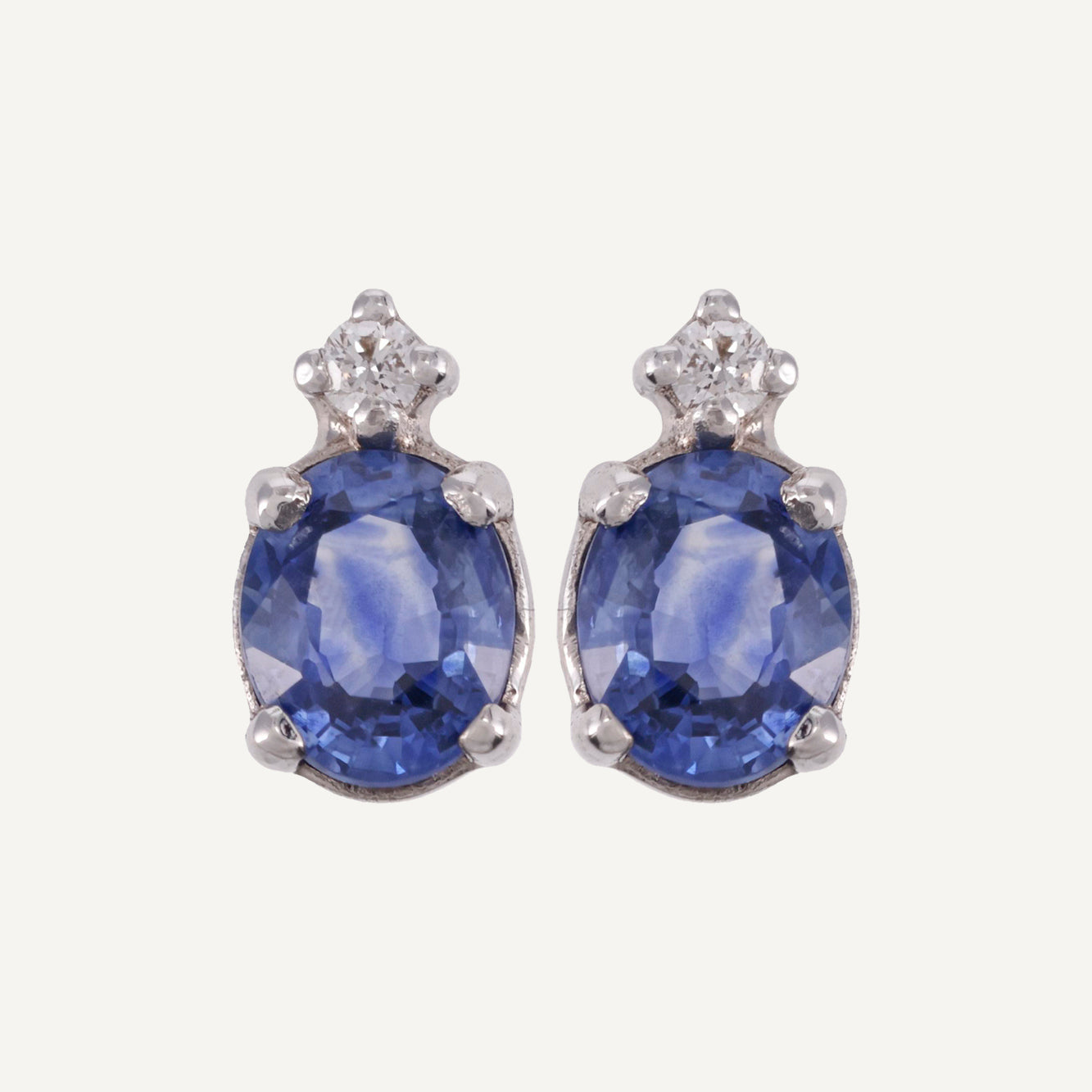 ARETE ZAFIRO OVALADO Y DIAMANTE REDONDO ORO 18K