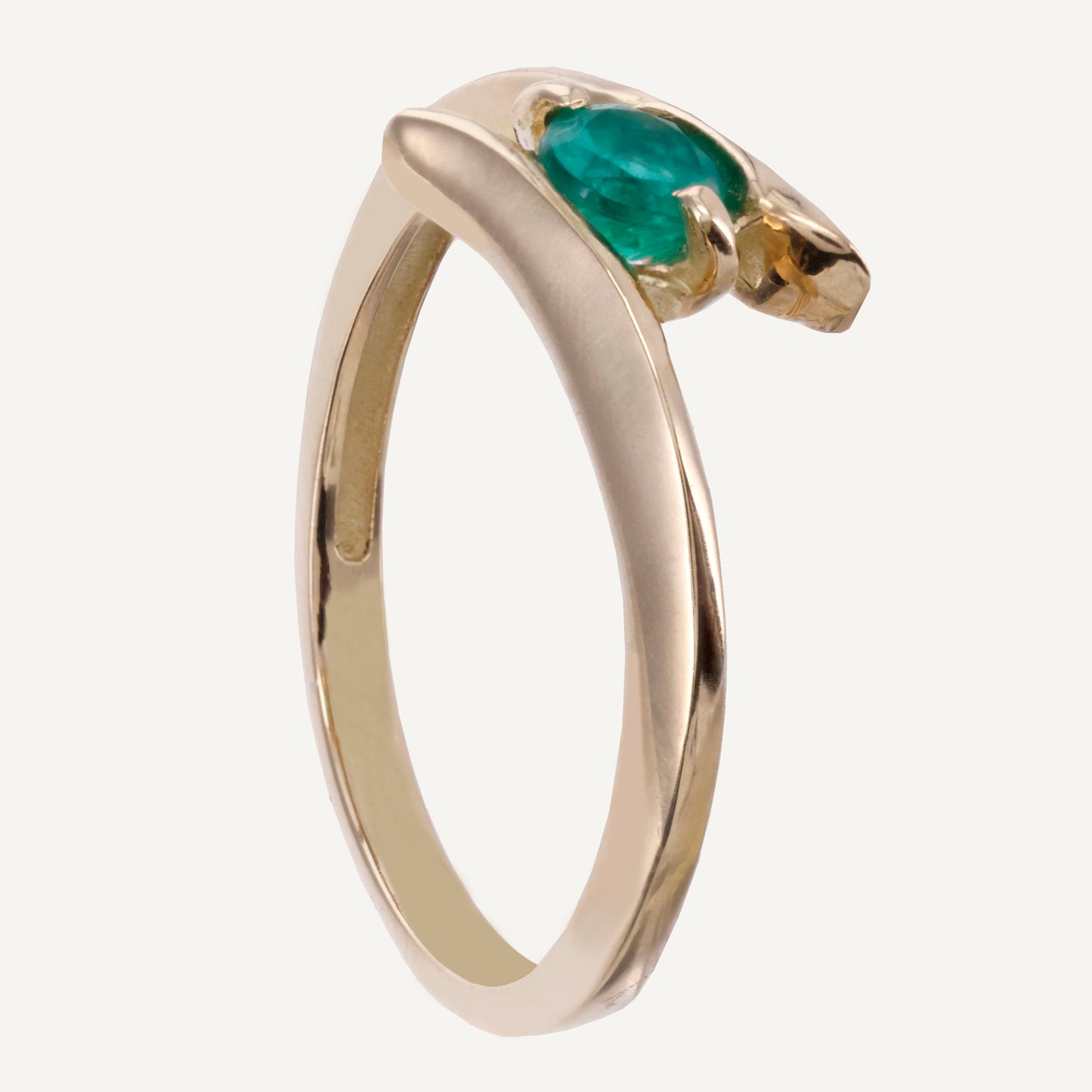 ANILLO CUCHILLA ESMERALDA REDONDA EN ORO AMARILLO 18K