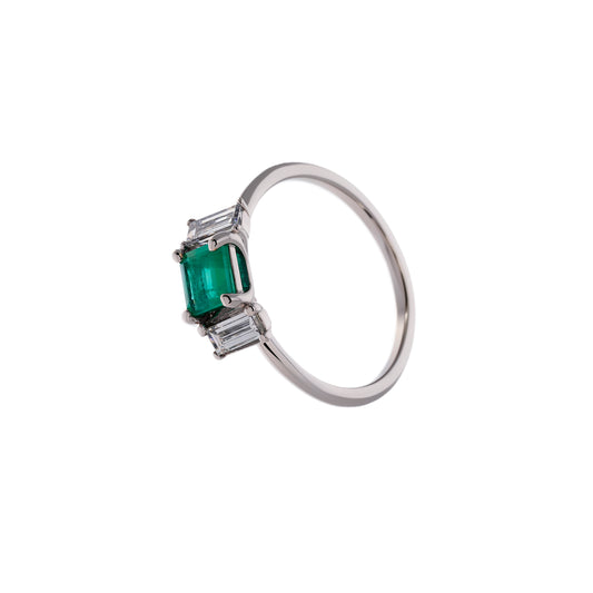ANILLO ESMERALDA CUADRADA CON DIAMANTES EN BAGUETTE
