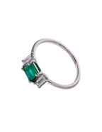 ANILLO ESMERALDA CUADRADA CON DIAMANTES BAGUETTE