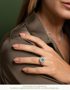 ANILLO FLOR ESMERALDA REDONDA DOBLE CLUSTER DIAMANTES