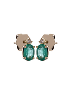PAR DE STUDS ESMERALDA OVALADA CON PUNTO DE DIAMANTE